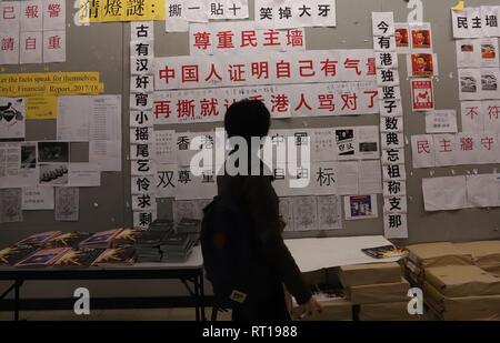 Hongkong, China. 27 Feb, 2019. Ein Student stoppen durch Vor der Demokratie Wand an der City University, die mit sacarstic Worte vom chinesischen Festland Studenten verurteilen HONGKONG UNABHÄNGIGKEITSBEWEGUNG postered wurde. Mit etwa mehr als 15.000 Studenten aus dem chinesischen Festland studieren derzeit in 8 große Fakultäten in Hongkong, die Spannung steigt bei den Schülern von Akademien über widersprüchliche politische Ideen. Feb-27, 2019 Hong Kong. ZUMA/Liau Chung-ren Credit: Liau Chung-ren/ZUMA Draht/Alamy leben Nachrichten Stockfoto