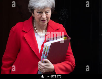 London, Großbritannien. 27 Feb, 2019. Der britische Premierminister, Theresa May, Blätter 10 Downing Street vor dem Unterhaus für Priem Minister's Fragen zu gehen. Sie versucht, ihre Brexit Pläne vor dem 12. März und dem 29. März Frist abzuschließen. Credit: Tommy London/Alamy leben Nachrichten Stockfoto