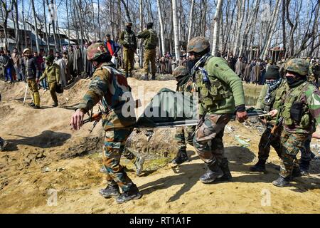 Indische Armee Soldaten tragen die Leiche des Piloten nach einem indischen Militärflugzeuge in Budgam, 20 km von Srinagar, Kashmir abgestürzt. Eine indische Luftwaffe stürzte am Mittwoch in Budgam Bezirk von Kaschmir, die Tötung von sieben Personen, darunter sechs indische Luftwaffe Personal und ein Zivilist. Das Flugzeug aus technischen Gründen abgestürzt, sagten Beamte. Stockfoto