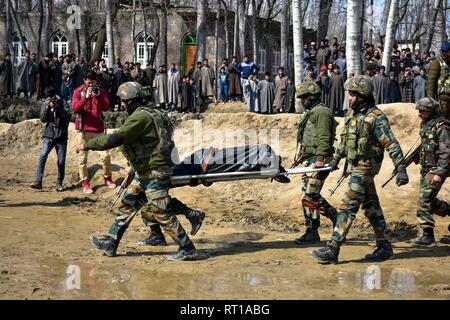 Budgam, Kaschmir. 27. Februar, 2019. Indische Armee Soldaten tragen die Leiche des Piloten nach einem indischen Militärflugzeuge in Budgam, 20 km von Srinagar, Kashmir abgestürzt. Eine indische Luftwaffe stürzte am Mittwoch in Budgam Bezirk von Kaschmir, die Tötung von sieben Personen, darunter sechs indische Luftwaffe Personal und ein Zivilist. Das Flugzeug aus technischen Gründen abgestürzt, sagten Beamte. Credit: Saqib Majeed/SOPA Images/ZUMA Draht/Alamy leben Nachrichten Stockfoto