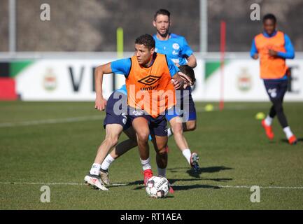 Gelsenkirchen, Deutschland. 27 Feb, 2019. firo: 27.02.2019, Fußball, 1.Bundesliga, Saison 2018/2019, FC Schalke 04, Ausbildung, HARIT in Duellen | Verwendung der weltweiten Kredit: dpa/Alamy leben Nachrichten Stockfoto