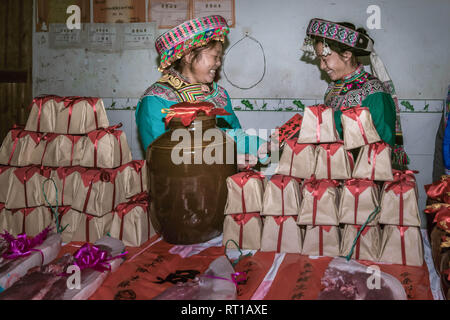 (190227) -- XINGWEN, Februar 27, 2019 (Xinhua) - Der Matchmaker (L) schlägt vor, die Hochzeit Familie Mitglied der Braut im Namen der Bräutigam Yang Yuqiao in Xingwen County, im Südwesten Chinas Provinz Sichuan, 24.02.2019. Yang Yuqiao und Han Yujie, einer ethnischen Miao Paar, banden den Knoten in der traditionellen Miao Stil in Wenxing County, im Südwesten Chinas Provinz Sichuan, Februar 24-26, 2019. Yang Yuqiao, der 25-jährige Bräutigam, arbeitet als Reiseleiter in Xingwen UNESCO Global Geopark, und Han Yujie, die 23-jährige Braut, arbeitet als Sportlehrer in Dahe Miao County im Xingwen County. Während der Freiwilligenarbeit Stockfoto