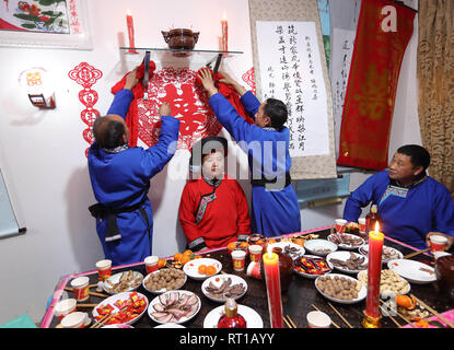 (190227) -- XINGWEN, Februar 27, 2019 (Xinhua) - älterer Familienmitglieder hängen rote Tuch vor der Familie Heiligtum in Xingwen County, im Südwesten Chinas Provinz Sichuan, Feb 25, 2019. Yang Yuqiao und Han Yujie, einer ethnischen Miao Paar, banden den Knoten in der traditionellen Miao Stil in Wenxing County, im Südwesten Chinas Provinz Sichuan, Februar 24-26, 2019. Yang Yuqiao, der 25-jährige Bräutigam, arbeitet als Reiseleiter in Xingwen UNESCO Global Geopark, und Han Yujie, die 23-jährige Braut, arbeitet als Sportlehrer in Dahe Miao County im Xingwen County. Während die ehrenamtliche Arbeit von huashan Festival für die Stockfoto