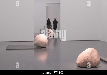 26. Februar 2019, France (Frankreich), Metz: Blick von Lee Ufan anlagen Relatum/Dialog" in der Ausstellung "Habiter Le Temps" im Centre Pompidou. Ufan, der Philosophie in Japan nach Abschluss seiner Kunst Grad studierte, nutzt seine Kunst eine neue Anordnung der bereits bestehenden Dingen, die Sie in Bezug auf den umgebenden Raum zu suchen. (Dpa bin etz widmet Star artist Lee Ufan Retrospektive: Die Kunst der Stille" vom 27.02.2019) Foto: Sabine Glaubitz/dpa Stockfoto