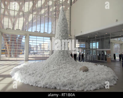 26. Februar 2019, France (Frankreich), Metz: Die Installation "relatum - Baumwolle Tower" von Lee Ufan in der Ausstellung "Habiter Le Temps" im Centre Pompidou. Ufan, der Philosophie in Japan nach Abschluss seiner Kunst Grad studierte, nutzt seine Kunst eine neue Anordnung der bereits bestehenden Dingen, die Sie in Bezug auf den umgebenden Raum zu suchen. (Dpa bin etz widmet Star artist Lee Ufan Retrospektive: Die Kunst der Stille" vom 27.02.2019) Foto: Sabine Glaubitz/dpa Stockfoto