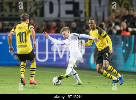 Withchell WEISER (LEV) im Duell gegen Abdou DIALLO r. (DO) und Mario Götze l. (Gotze, DO), Aktion, Duellen, Fußball 1. Fussballbundesliga, 23. Spieltag, Borussia Dortmund (DO) - Bayer 04 Leverkusen (LEV) 3:2, am 24.02.2019 in Dortmund/Deutschland. ##DFL-Bestimmungen verbieten die Verwendung von Fotografien als Bildsequenzen und/oder quasi-Video## | Verwendung weltweit Stockfoto