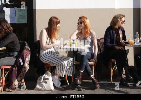 London, Großbritannien. 27 Feb, 2019. Londoners konkurrieren für al fresco Tabellen als Wetter hält Rekordhöhen. Credit: Brian Minkoff/Alamy leben Nachrichten Stockfoto