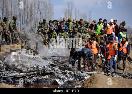 Budgam, Jammu und Kaschmir, Indien. 27 Feb, 2019. Indische Armee Männer gesehen die Untersuchung Rückstände der indischen Flugzeuge in Budgam abgestuerzt. Eine zivile und sechs indische Luftwaffe Personal getötet wurden nach einem Mi-17 Hubschrauber in der Nähe von Garend Kalan Dorf in Budgam ist rund 30 km vom Sommer Hauptstadt Srinagar, Kashmir abgestürzt. Kredit Idrees: Abbas/SOPA Images/ZUMA Draht/Alamy leben Nachrichten Stockfoto