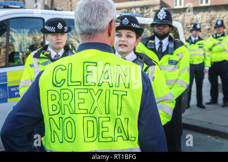 Westminster, London, UK, 27. Feb 2019. Ein Unterstützer Verlassen argumentiert mit der Polizei. Pro und Anti Brexit Demonstranten Rallye entlang der Houses of Parliament in Westminster, und kurz aufeinander. Credit: Imageplotter/Alamy leben Nachrichten Stockfoto