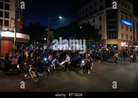 Hanoi, Vietnam. 27 Feb, 2019. Februar 27, 2019 - Hanoi, Vietnam - Autofahrer, Fußgänger und Mitglieder der Presse sammeln auf der Straße in der Nähe des Sofitel Legend Metropole Hotel, in dem nordkoreanischen Führer Kim Jong Un und US-Präsident Donald Trump für Abendessen während des zweiten Nordkorea met-US Gipfel in der Hauptstadt Hanoi, Vietnam. Quelle: Christopher Jue/ZUMA Draht/Alamy leben Nachrichten Stockfoto