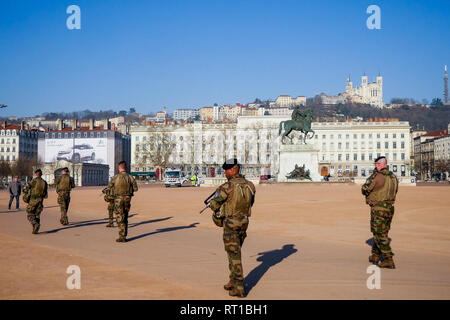 Lyon, Frankreich, 27. Februar 2019: Französische Soldaten sind in Mittel-ost-Lyon (Frankreich) am 29. Februar 2019 gesehen, da sie Patrouille im Zentrum als Teil der Sentinelle Betrieb, die militärische Seite der Vigipirate Anti-terror-staatlichen zur Verfügung. Foto: Serge Mouraret/Alamy leben Nachrichten Stockfoto