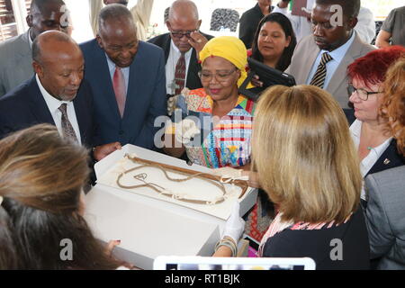 Windhoek, Namibia. 26 Feb, 2019. Namibischen Vice President Nangolo Mbumba (L) und Minister für Bildung, Kunst und Kultur Katrina Hanse-Himarwa (C) die Ankunft der persönliche Gegenstände, die zu den späten Nationalhelden Kaptein Hendrik Witbooi in Windhoek, Namibia gehörte Willkommen, Jan. 26, 2019. Die namibische Regierung am Dienstag erhielt die Bibel und eine Peitsche, die zu spät Nationalhelden Kaptein Hendrik Witbooi, der für die Unabhängigkeit des Landes gekämpft gehörte. Credit: Johanna Absalom/Xinhua/Alamy leben Nachrichten Stockfoto