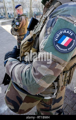 Lyon, Frankreich, 27. Februar 2019: Französische Soldaten sind in Mittel-ost-Lyon (Frankreich) am 29. Februar 2019 gesehen, da sie Patrouille im Zentrum als Teil der Sentinelle Betrieb, die militärische Seite der Vigipirate Anti-terror-staatlichen zur Verfügung. Foto: Serge Mouraret/Alamy leben Nachrichten Stockfoto