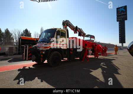 Montmelo, Barcelona - Spanien. 27 Uhr Februar 2019. Sebastian Vettel's Ferrari SF 90 kehrt in die Gruben nach dem Absturz am Tag sechs der F1 Winter Testen Stockfoto