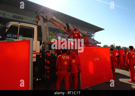 Montmelo, Barcelona - Spanien. 27 Uhr Februar 2019. Sebastian Vettel's Ferrari SF 90 kehrt in die Gruben nach dem Absturz am Tag sechs der F1 Winter Testen Stockfoto