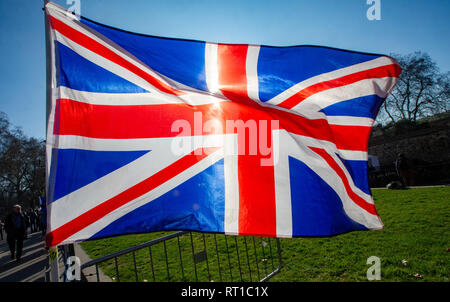 London, Großbritannien. 27 Feb, 2019. Ein Union Jack Flagge gegenüber dem Parlamentsgebäude. Auf College Green. Bleiben Unterstützer zu Verlassen der Europäischen Union am 29. März oder zu einem späteren Zeitpunkt entgegen. Sie möchten Teil der 28 Mitgliedstaaten zu bleiben. Einige von ihnen sind anspruchsvolle eine Abstimmung. Credit: Tommy London/Alamy leben Nachrichten Stockfoto