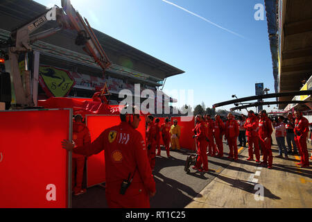 Montmelo, Barcelona - Spanien. 27 Uhr Februar 2019. Sebastian Vettel's Ferrari SF 90 kehrt in die Gruben nach dem Absturz am Tag sechs der F1 Winter Testen Stockfoto