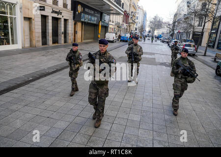 Lyon, Frankreich, 27. Februar 2019: Französische Soldaten sind in Mittel-ost-Lyon (Frankreich) am 29. Februar 2019 gesehen, da sie Patrouille im Zentrum als Teil der Sentinelle Betrieb, die militärische Seite der Vigipirate Anti-terror-staatlichen zur Verfügung. Foto: Serge Mouraret/Alamy leben Nachrichten Stockfoto