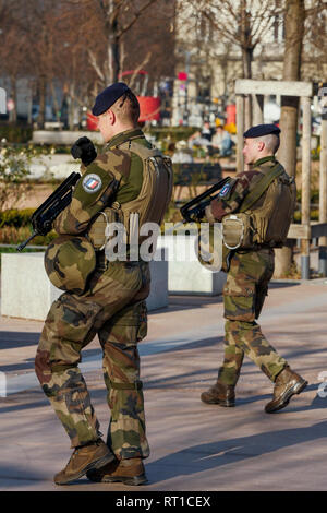 Lyon, Frankreich, 27. Februar 2019: Französische Soldaten sind in Mittel-ost-Lyon (Frankreich) am 29. Februar 2019 gesehen, da sie Patrouille im Zentrum als Teil der Sentinelle Betrieb, die militärische Seite der Vigipirate Anti-terror-staatlichen zur Verfügung. Foto: Serge Mouraret/Alamy leben Nachrichten Stockfoto