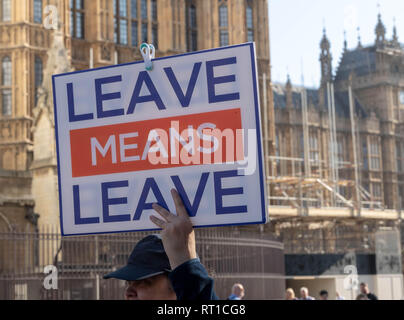 London, 27. Februar 2019 Pro und anti Brexit Demonstranten nahmen an einer Reihe von Kundgebungen und Demonstrationen an verschiedenen Standorten in Westminster Verlassen bedeutet Banner pro Brexit protest Credit Ian Davidson/Alamy Leben Nachrichten hinterlassen Stockfoto