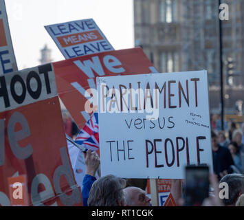 London, 27. Februar 2019 Pro und anti Brexit Demonstranten nahmen an einer Reihe von Kundgebungen und Demonstrationen an verschiedenen Standorten in Westminster ein Parlament vs die Leute Banner der Pro brexit Protest Gruppe außerhalb portcullis House lonon Credit Ian Davidson/Alamy leben Nachrichten Stockfoto