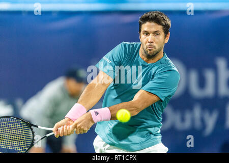 Fernando Verdasco Spanien spielt eine Rückhand geschossen in der zweiten Runde gegen Roger Federer aus der Schweiz während der Dubai Duty Free Tennis Meisterschaft am Dubai International Tennis Stadium, Dubai, UAE am 27. Februar 2019. Foto von Grant Winter. Stockfoto