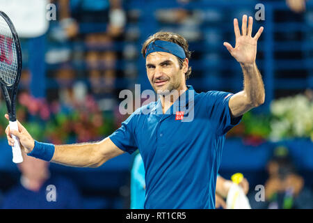 Roger Federer von der Schweiz anerkennt die Masse nach dem Sieg in der zweiten Runde gegen Fernando Verdasco aus Spanien während der Dubai Duty Free Tennis Meisterschaft am Dubai International Tennis Stadium, Dubai, UAE am 27. Februar 2019. Foto von Grant Winter. Stockfoto