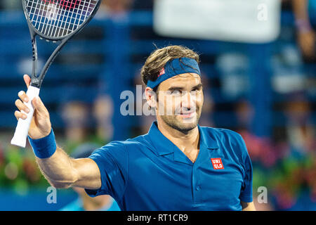 Roger Federer von der Schweiz anerkennt die Masse nach dem Sieg in der zweiten Runde gegen Fernando Verdasco aus Spanien während der Dubai Duty Free Tennis Meisterschaft am Dubai International Tennis Stadium, Dubai, UAE am 27. Februar 2019. Foto von Grant Winter. Stockfoto