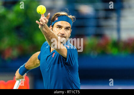 Roger Federer von der Schweiz dient in der zweiten Runde gegen Fernando Verdasco aus Spanien während der Dubai Duty Free Tennis Meisterschaft am Dubai International Tennis Stadium, Dubai, UAE am 27. Februar 2019. Foto von Grant Winter. Stockfoto