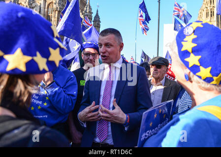 London, Großbritannien. 27 Feb, 2019. Lukas Pollard, Arbeits- & Co-operative MP für Plymouth, Sutton und Devonport, spricht zu einer Gruppe von Aktivisten bleiben gegenüber dem Unterhaus. Credit: Claire Doherty/Alamy leben Nachrichten Stockfoto