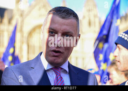 London, Großbritannien. 27 Feb, 2019. Lukas Pollard, Arbeits- & Co-operative MP für Plymouth, Sutton und Devonport, spricht zu einer Gruppe von Aktivisten bleiben gegenüber dem Unterhaus. Credit: Claire Doherty/Alamy leben Nachrichten Stockfoto