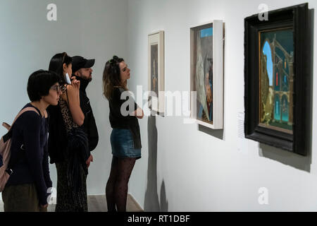 London, Großbritannien. 27 Feb, 2019. Der erste Tag des neuen Tate Modern Ausstellung der Arbeiten von Dorothea Tanning. Die erste große Ausstellung von Arbeiten der Künstler für 25 Jahre und zum ersten Mal über ihre sieben - Dekade Karriere. Die rund 100 Werke aus der ganzen Welt, ein Drittel davon nie in Großbritannien gezeigt worden sind; die Ausstellung erforscht, wie Sie die Sprache des Surrealismus erweitert. Von ihren frühen rätselhaften Gemälden, ihr Ballett Designs, unheimlichen gefüllte textile Skulpturen, Installationen und großen späten Werken. Credit: Guy Bell/Alamy leben Nachrichten Stockfoto