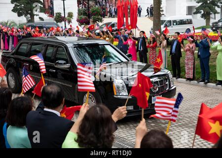 Hanoi, Vietnam. 27 Feb, 2019. Vietnamesische wave Flags als die Wagenkolonne von U.S Präsident Donald Trump das Büro der Regierung Halle Februar 27, 2019 in Hanoi, Vietnam fährt. Credit: Planetpix/Alamy leben Nachrichten Stockfoto