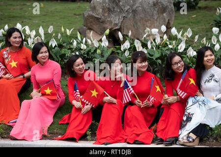 Hanoi, Vietnam. 27 Feb, 2019. Vietnamesische wave Flags als die Wagenkolonne von U.S Präsident Donald Trump das Büro der Regierung Halle Februar 27, 2019 in Hanoi, Vietnam fährt. Credit: Planetpix/Alamy leben Nachrichten Stockfoto