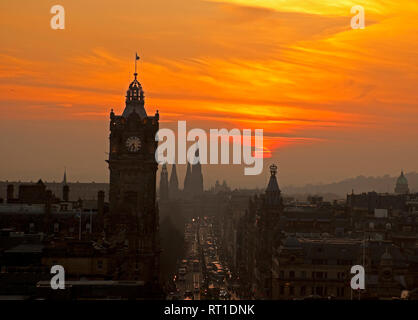 Edinburgh, Schottland, 27. Februar 2019. Großbritannien Wetter, dramatischen Sonnenuntergang über dem Stadtzentrum nach einem sehr sonnigen Tag mit Temperaturen steigen auf 16 Grad. Es wird jedoch erwartet, dass die Wolken an diesem Abend Rollen und die Temperaturen für die Jahreszeit auf normalere fallen. Stockfoto