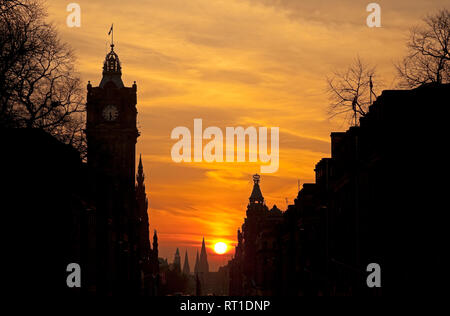 Edinburgh, Schottland, 27. Februar 2019. Großbritannien Wetter, dramatischen Sonnenuntergang über dem Stadtzentrum nach einem sehr sonnigen Tag mit Temperaturen steigen auf 16 Grad. Es wird jedoch erwartet, dass die Wolken an diesem Abend Rollen und die Temperaturen für die Jahreszeit auf normalere fallen. Stockfoto