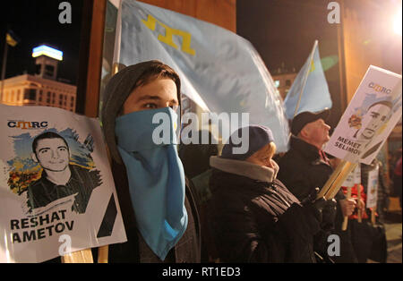 Kiew, Ukraine. 27 Feb, 2019. Die ukrainer halten Plakate mit den Namen der fehlenden Krim-Aktivisten, während einer Sammlung namens "Ukraine, erinnern Sie sich: Die Krim ist belegt!', auf den fünften Jahrestag der russischen Annektion der Krim, auf dem Platz der Unabhängigkeit in Kiew, Ukraine, am 27. Februar 2019. "Die Vereinigten Staaten bekräftigt seine unerschütterliche Position: Krim, Ukraine und müssen der Ukraine Kontrolle zurückgegeben werden. Die Vereinigten Staaten fordert Russland auf, alle Ukrainer, einschließlich der Mitglieder der Krimtatarische Gemeinschaft zu lösen, hat es in der Vergeltung für ihre friedliche Dissidenten inhaftiert. T Stockfoto