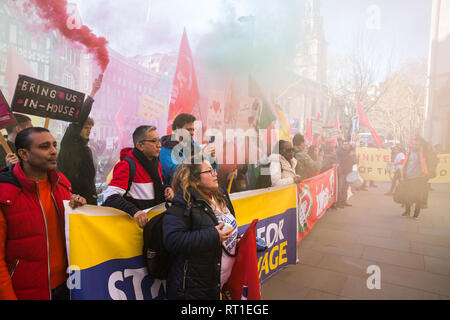 London, Großbritannien. 26. Februar, 2019. Vor allem Migranten auffallend ausgelagerte Arbeiter, die dem Selbständigen von Großbritannien (IWGB), United Voices der Welt (Uvw) und Öffentliche und kommerzielle Dienste Union (PCS) Gewerkschaften arbeiten an der Universität von London (IWGB), Ministerium der Justiz (Uvw) und Ministerium für Wirtschaft Energie und industrielle Strategie (PCS), zusammen mit den Vertretern der Nationalen Union der Eisenbahn-, See- und Transportarbeiter (RMT) Regionale Rat, 'Clean Up Outsourcing" Demonstration Credit: Mark Kerrison/Alamy leben Nachrichten Stockfoto