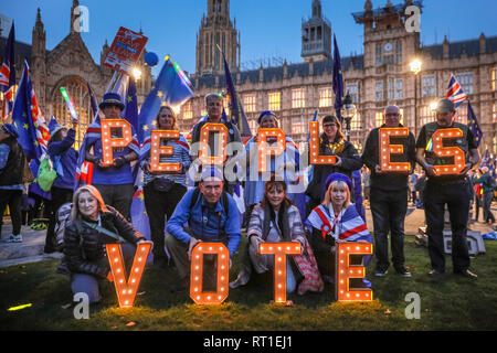 Westminster, London 27. Feb 2019. Ein Volk abstimmen Licht Gebetsvigil hat durch Bleiben Unterstützer aus verschiedenen regionalen Anti-Brexit Gruppen im ganzen Land außerhalb des Parlaments organisiert wurde, beleuchtete Buchstaben Schreibung 'Abstimmung'. Sie dann an den Toren des House of Commons, wave EU-Fahnen, Banner und Licht steckt. Credit: Imageplotter/Alamy leben Nachrichten Stockfoto