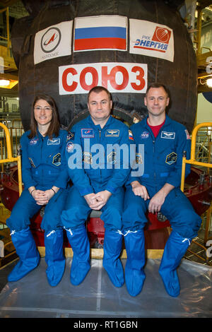 Baikonur, Kasachstan. 27. Feb 2019. Internationale Raumstation ISS Expedition 59 Crew Mitglieder sprechen mit den Medien für ihre Sojus im Weltraumbahnhof Baikonur Februar 27, 2019 in Baikonur, Kasachstan. Nach rechts: Christina Koch der NASA, Alexey Ovchinin von Roskosmos, und Nick Haag der NASA. Links Die Crew wird gestartet 14. März an Bord der Sojus MS-12 Raumfahrzeug für eine sechs-und-ein-halb Monat Mission auf der Internationalen Raumstation. Credit: Planetpix/Alamy leben Nachrichten Stockfoto