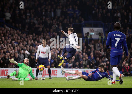 London, Großbritannien. 27 Feb, 2019. Christian Eriksen von Tottenham Hotspur (1 R) hat einen Schuß auf Ziel speichern von Willy Caballero, der torwart von Chelsea (1 l). Premier League match, Chelsea v Tottenham Hotspur an der Stamford Bridge in London am Mittwoch, den 27. Februar 2019. Dieses Bild dürfen nur für redaktionelle Zwecke verwendet werden. Nur die redaktionelle Nutzung, eine Lizenz für die gewerbliche Nutzung erforderlich. Keine Verwendung in Wetten, Spiele oder einer einzelnen Verein/Liga/player Publikationen. pic von Steffan Bowen/Credit: Andrew Orchard sport Fotografie/Alamy leben Nachrichten Stockfoto