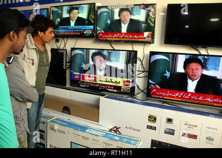 (190227) - Karachi (Pakistan), Februar 27, 2019 (Xinhua) - Leute beobachten, die einer im Fernsehen übertragenen Rede der pakistanischen Premierminister Imran Khan in Karatschi, Pakistan, am 13.02.27., 2019. Imran Khan am Mittwoch lud Indien für den Dialog zur Bekämpfung des Terrorismus und die Spannungen zwischen den zwei Nachbarn zu reduzieren. (Xinhua) Stockfoto