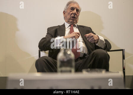 Madrid, Madrid, Spanien. 27 Feb, 2019. Mario Vargas Llosa während der Konferenz gesehen. Eröffnungskonferenz des 38. Ausgabe der ARCO Madrid mit Mario Vargas Llosa, der peruanische Schriftsteller gilt als einer der wichtigsten zeitgenössischen Romanciers und Essayisten. Credit: Guillermo Gutierrez/SOPA Images/ZUMA Draht/Alamy leben Nachrichten Stockfoto