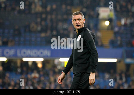 London, Großbritannien. 27 Feb, 2019. Schiedsrichter, Andre Marriner während der Premier League Spiel zwischen Chelsea und Tottenham Hotspur an der Stamford Bridge, London, England am 27. Februar 2019. Foto von Carlton Myrie. Nur die redaktionelle Nutzung, eine Lizenz für die gewerbliche Nutzung erforderlich. Keine Verwendung in Wetten, Spiele oder einer einzelnen Verein/Liga/player Publikationen. Credit: UK Sport Pics Ltd/Alamy leben Nachrichten Stockfoto