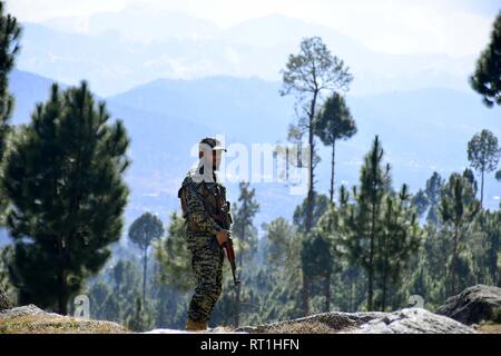 (190227) - BALAKOT (Pakistan), Februar 27, 2019 (Xinhua) - ein pakistanischer Soldat steht in dem Bereich, in dem indischen Kampfflugzeuge Nutzlast freigegeben Guard, in Balakot, Pakistan, Jan. 27, 2019. Der pakistanische Premierminister Imran Khan am Mittwoch lud Indien für den Dialog zur Bekämpfung des Terrorismus und die Spannungen zwischen den zwei Nachbarn zu reduzieren. (Xinhua) Stockfoto