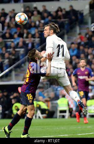 Madrid. 27 Feb, 2019. Von Real Madrid Gareth Bale (R) Mias mit Barcelonas Jordi Alba während des spanischen Königs Cup Halbfinales zweite Bein Fußball Spiel zwischen Real Madrid und Barcelona in Madrid, Spanien, 27. Feb 2019. Real Madrid 0-3. Credit: Edward F. Peters/Xinhua/Alamy leben Nachrichten Stockfoto