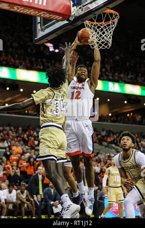 Februar 27, 2019: Virginia Cavaliers guard De' Andre Jäger (12) Geht für einen Slam Dunk während der NCAA Basketball Aktion zwischen der Georgia Tech Yellow Jackets und der Virginia Kavaliere an der John Paul Jones Arena Charlottesville, VA. Jonathan Huff/CSM Stockfoto