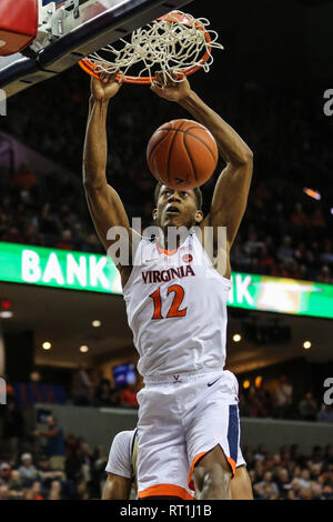 Februar 27, 2019: Virginia Cavaliers guard De' Andre Jäger (12) taucht der Kugel während der NCAA Basketball Aktion zwischen der Georgia Tech Yellow Jackets und der Virginia Kavaliere an der John Paul Jones Arena Charlottesville, VA. Jonathan Huff/CSM Stockfoto