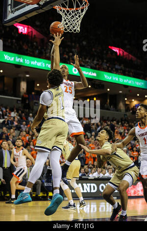 Februar 27, 2019: Virginia Cavaliers vorwärts Mamadi Personen (25) schießt über Georgia Tech Yellow Jackets, James Banken III (1) während der NCAA Basketball Aktion zwischen der Georgia Tech Yellow Jackets und der Virginia Kavaliere an der John Paul Jones Arena Charlottesville, VA. Jonathan Huff/CSM Stockfoto