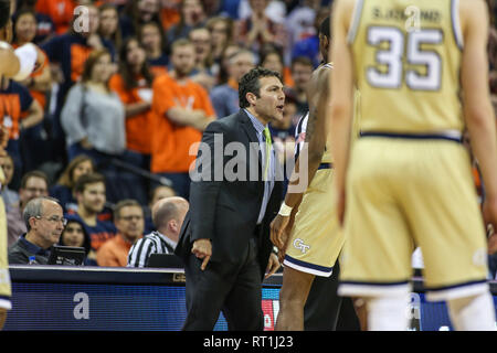 Februar 27, 2019: Georgia Tech Haupttrainer Josh Pastner zeigt seinen Unmut eines Anrufs während der NCAA Basketball Aktion zwischen der Georgia Tech Yellow Jackets und der Virginia Kavaliere an der John Paul Jones Arena Charlottesville, VA. Jonathan Huff/CSM Stockfoto